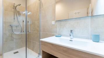 Comfort Quadruple Room, Park View | Bathroom