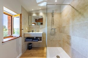 Kamar Quadruple Comfort, pemandangan kebun | Kamar mandi