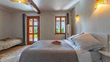 Chambre Triple Supérieure, vue parc | Rideaux occultants, fer et planche à repasser, Wi-Fi gratuit