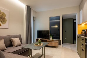 Apartamento Deluxe | Zona de estar | Smart TV de 40 pulgadas con canales digitales