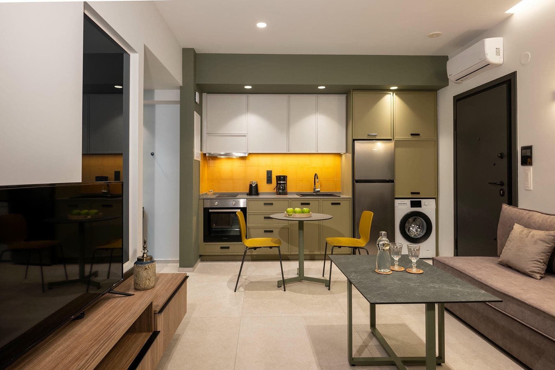 Frigorífico, horno, placa de cocina y máquina de café espresso