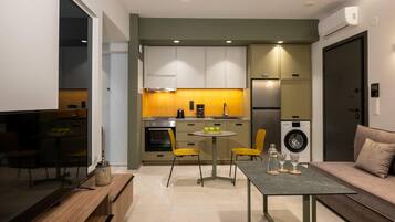 Frigorífico, horno, placa de cocina y máquina de café espresso