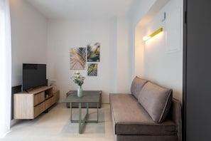 Premium-Apartment, Balkon, Stadtblick | Wohnbereich