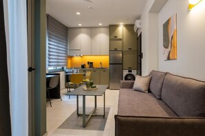 Apartamento Deluxe, balcón | Zona de estar | Smart TV de 40 pulgadas con canales digitales