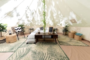 1 bedroom, bed sheets