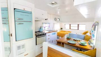 Fridge, oven, stovetop, coffee/tea maker