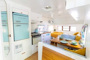 Fridge, oven, stovetop, coffee/tea maker - Fully Equipped Glamping Caravan near Miller Lake, Perfect for a Weekend Getaway from Toronto (Miller Lake)