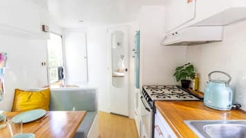 Fridge, oven, stovetop, coffee/tea maker