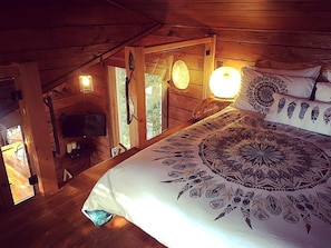 Room - Amazing Tree House Rental for Glamping on Vancouver Island, BC (Vancouver Island)