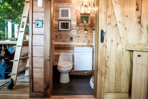 Bathroom - Amazing Tree House Rental for Glamping on Vancouver Island, BC (Vancouver Island)