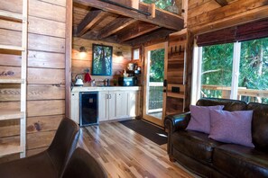 Living area - Amazing Tree House Rental for Glamping on Vancouver Island, BC (Vancouver Island)