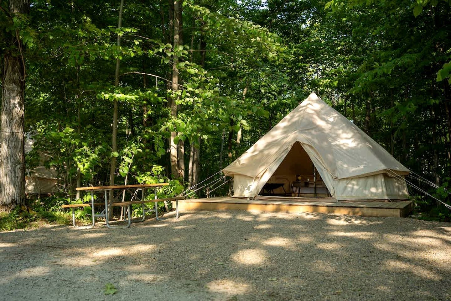 Un hébergement en tente, doté d’un aménagement simple, situé au cœur d’une forêt dense.