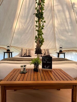 1 bedroom, bed sheets