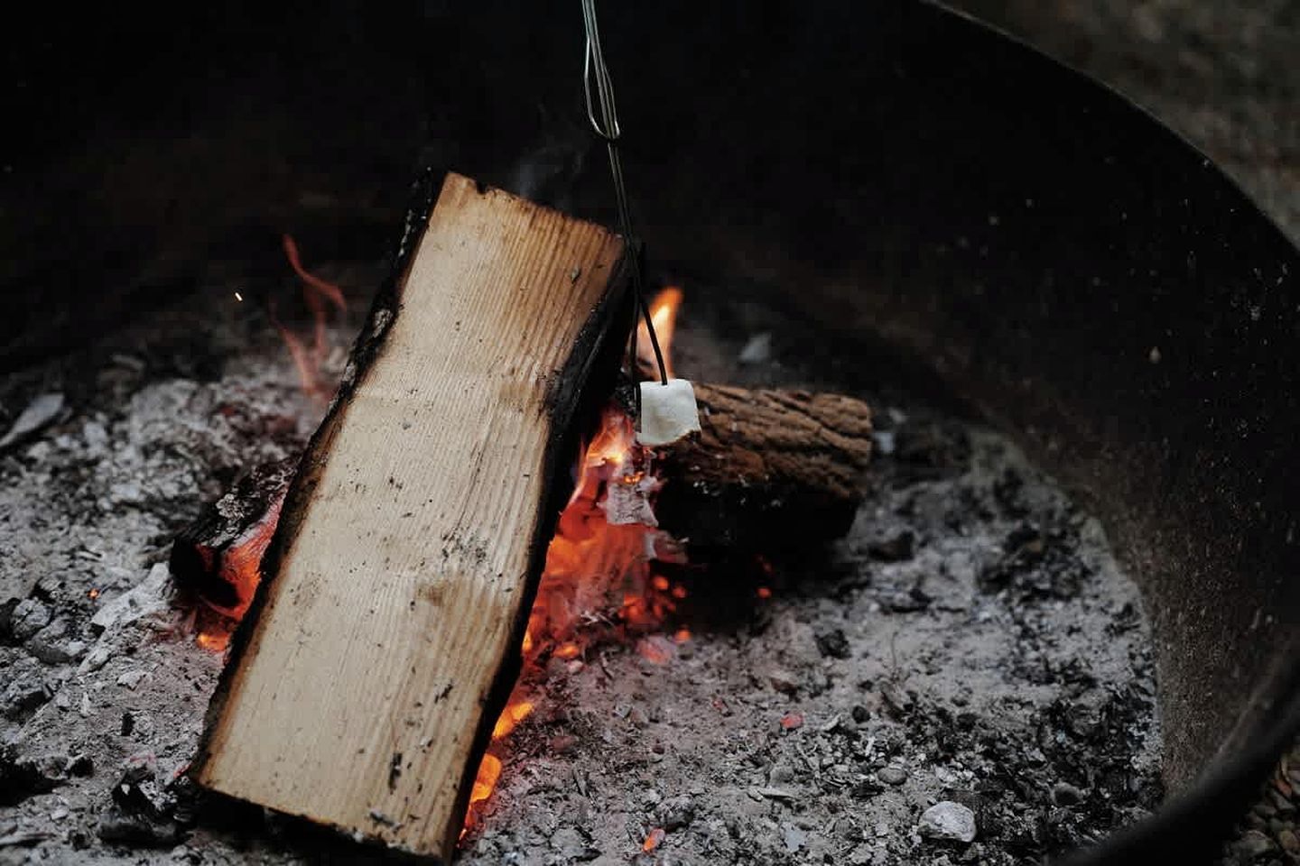 Ein Feuer brennt in einem Metallbehälter.