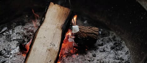Ein Feuer brennt in einem Metallbehälter.