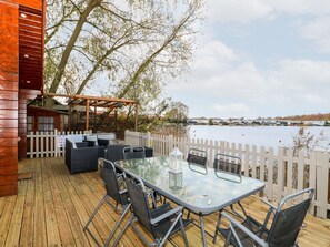 Outdoor dining - Teal Lodge, Tattershall (Tattershall)