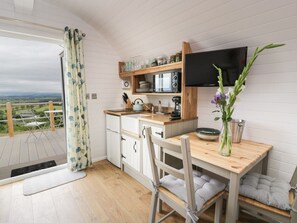 Private kitchen - Charming Laird Lodge 3 Retreat (Lockerbie)