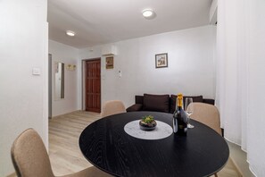 Dining - Modern apartment with balcony on the beach promenade in Crikvenica (Crikvenica)
