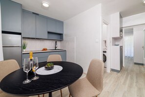 Dining - Modern apartment with balcony on the beach promenade in Crikvenica (Crikvenica)