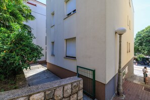 Property grounds - Modern apartment with balcony on the beach promenade in Crikvenica (Crikvenica)