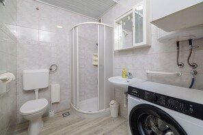 Shower, towels, soap - Modern apartment with balcony on the beach promenade in Crikvenica (Crikvenica)