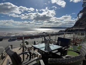 Outdoor dining - The Cartwheel, Amroth (Narberth)