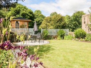 Outdoor dining - Richfield, Winster, Derbyshire (Matlock)