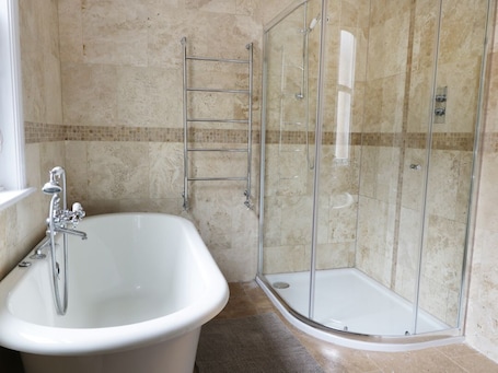 Shower. 8 WILTON ROAD, open-fire, WiFi in Hornsea