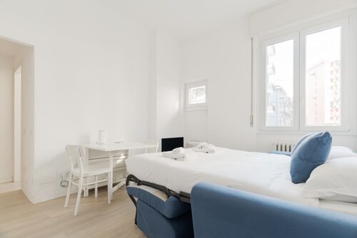 GuestHost - Comfortable 30m2 studio flat, perfect for 2 people, located on the mezzanine floor of a building (steps to access).The accommodation is located in the Calvairate district, a residential area characterized by the green heart of Piazza Insubria
