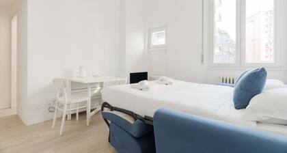 GuestHost - Comfortable 30m2 studio flat, perfect for 2 people, located on the mezzanine floor of a building (steps to access).The accommodation is located in the Calvairate district, a residential area characterized by the green heart of Piazza Insubria