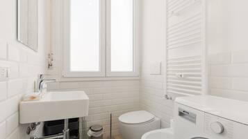 Doccia, bidet, asciugamani