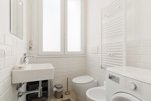 Dusche, Bidet, Handtücher