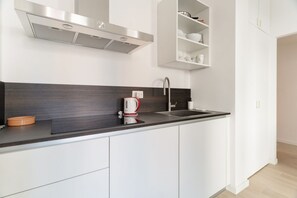 Fridge, microwave - GuestHost - Comfortable 30m2 studio flat, perfect for 2 people, located on the mezzanine floor of a building (steps to access).The accommodation is located in the Calvairate district, a residential area characterized by the green heart of Piazza Insubria (Milan)
