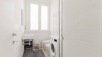 Shower, bidet, towels