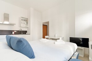 Room - GuestHost - Comfortable 30m2 studio flat, perfect for 2 people, located on the mezzanine floor of a building (steps to access).The accommodation is located in the Calvairate district, a residential area characterized by the green heart of Piazza Insubria (Milan)