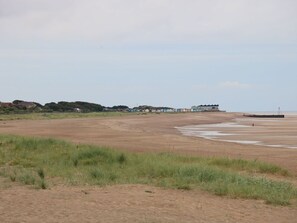Beach nearby - 3 Cherry Blossom, Chapel St Leonards (Skegness)