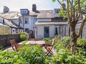 Outdoor dining - Charming Glan yr Afon Retreat (Tywyn)