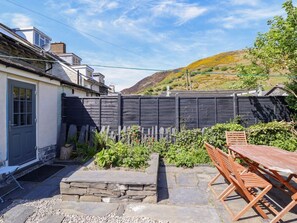 Outdoor dining - Charming Glan yr Afon Retreat (Tywyn)