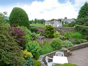 Outdoor dining - Mews Cottage, Pooley Bridge (Penrith)