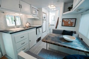 Oven, stovetop, coffee/tea maker, cookware/dishes/utensils - Renovated Vintage Glamping Caravan near the Grotto and Lions Head Park, Ontario (Miller Lake)