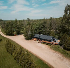 Exterior - Renovated Vintage Glamping Caravan near the Grotto and Lions Head Park, Ontario (Miller Lake)
