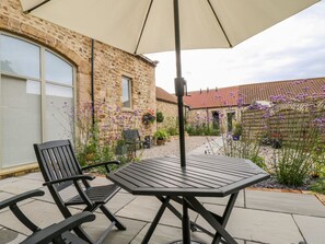 Outdoor dining - WALLERTHWAITE BARN COTTAGE - A Romantic Getaway (Harrogate)