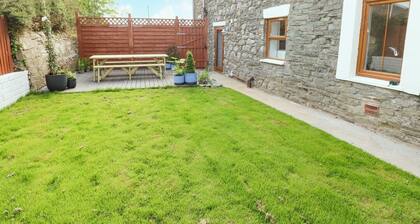 Dalton Cottage is in Llansaint
