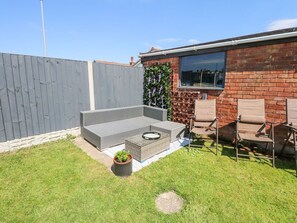 Terrace/patio - Hendre: A Charming Retreat in Pensarn (Abergele)