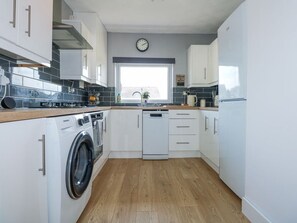 Dishwasher, high chair - Hendre: A Charming Retreat in Pensarn (Abergele)