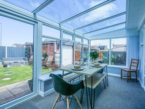 Dining - Hendre: A Charming Retreat in Pensarn (Abergele)