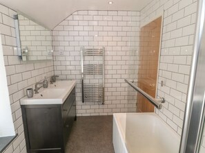 Shower - Old School House, Cemaes Bay (Cemaes Bay)