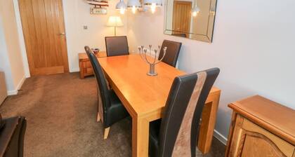 2 Llys Rhostrefor, Benllech