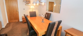 2 Llys Rhostrefor, Benllech