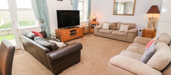 2 Llys Rhostrefor, Benllech
